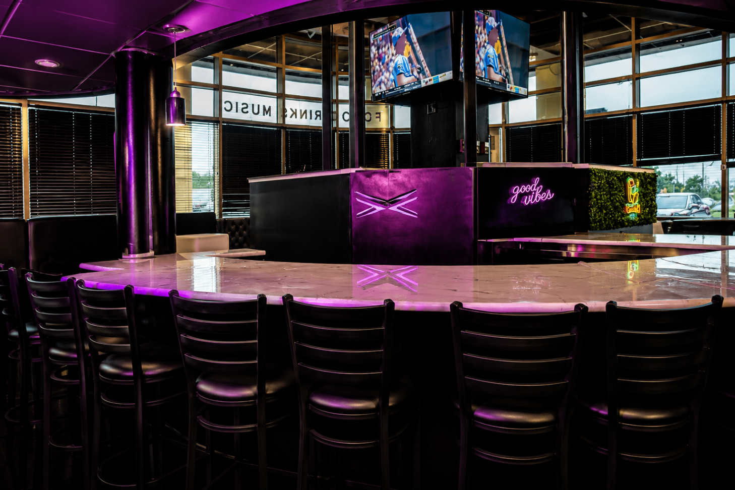 Cross Ultra Lounge 2.0 | Indianapolis Lounge & Dining